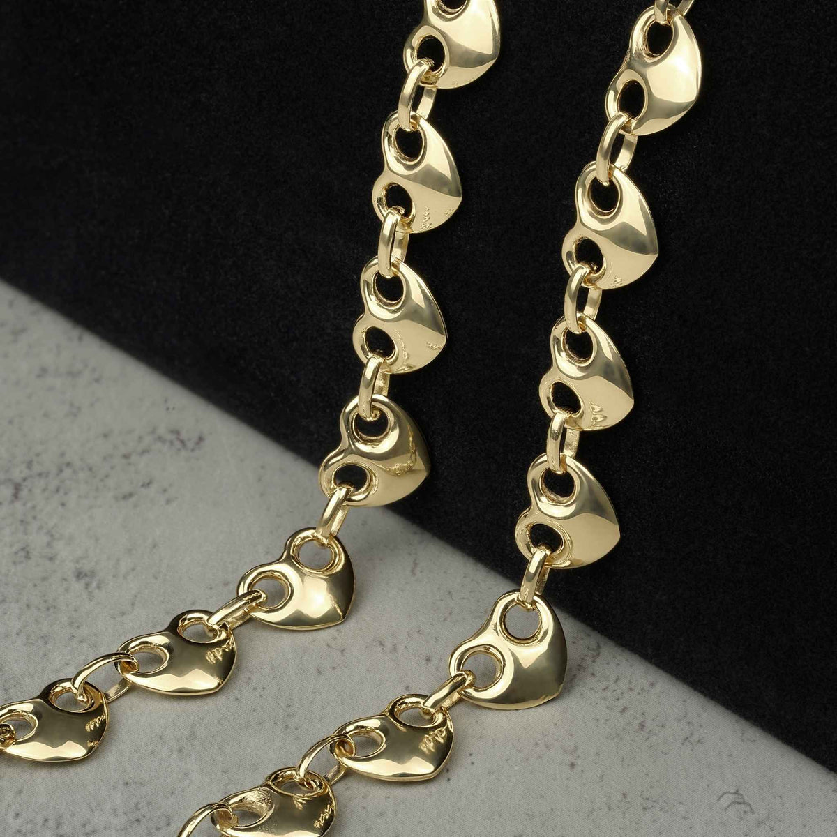 10k yellow gold hollow classic puff heart Gucci link chain necklace close-up display.