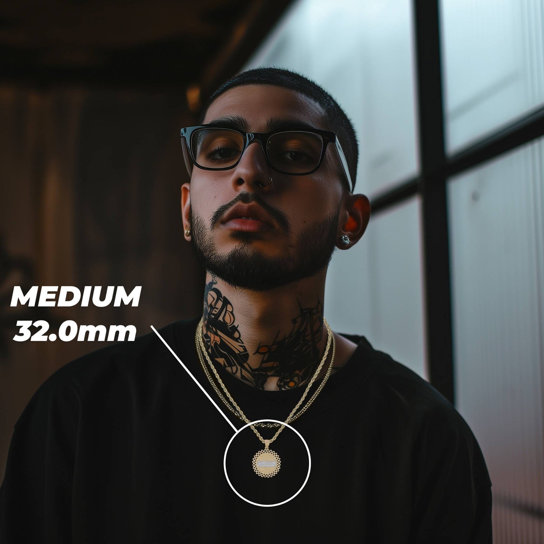 Man wearing the Medium Last Supper gold pendant with a 32.0mm size label overlay.