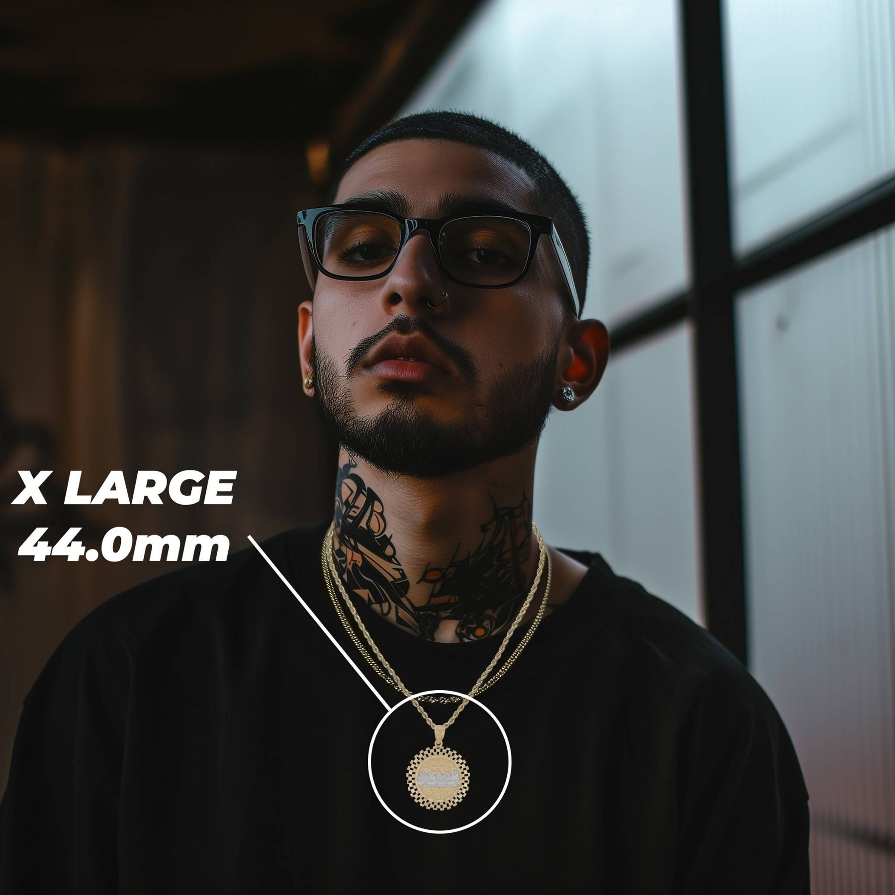 Man wearing the X-Large Last Supper gold pendant with a 44.0mm size label.
