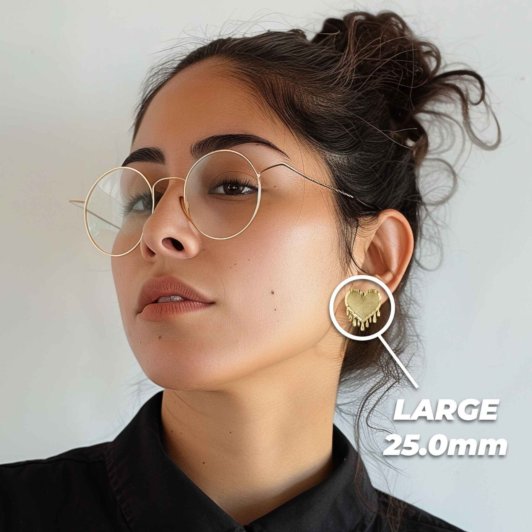 Female model wearing the 20.0mm Large 10k gold dripping heart stud earring.