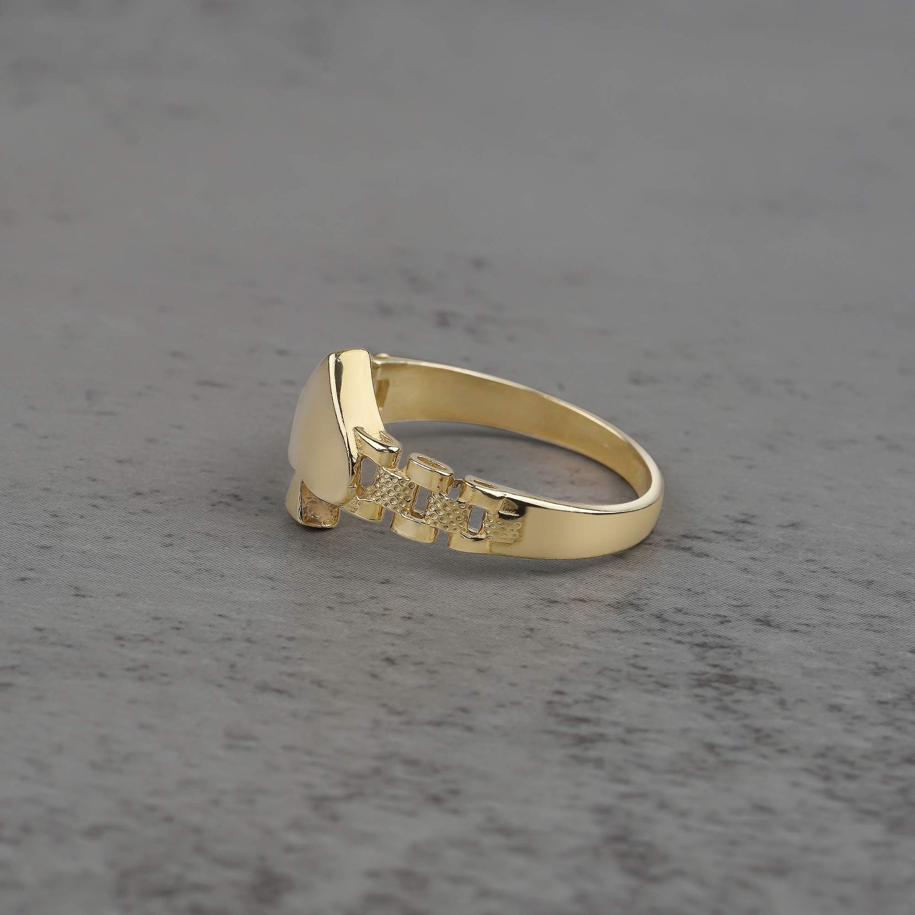 10k gold sleek classic spade ring side view on a gray background
