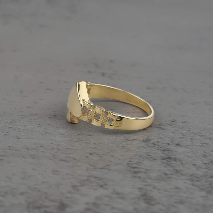10k gold sleek classic spade ring side view on a gray background