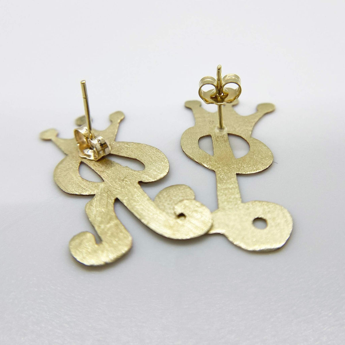 10K yellow gold vintage crown cursive initial stud earrings back view details.