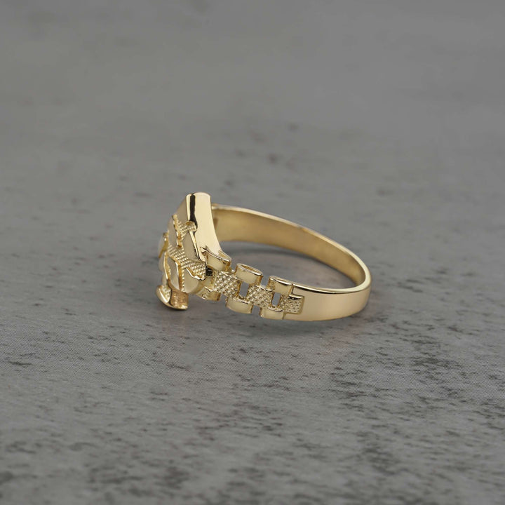 10k gold vintage nugget ring with spade design side view on a gray background
