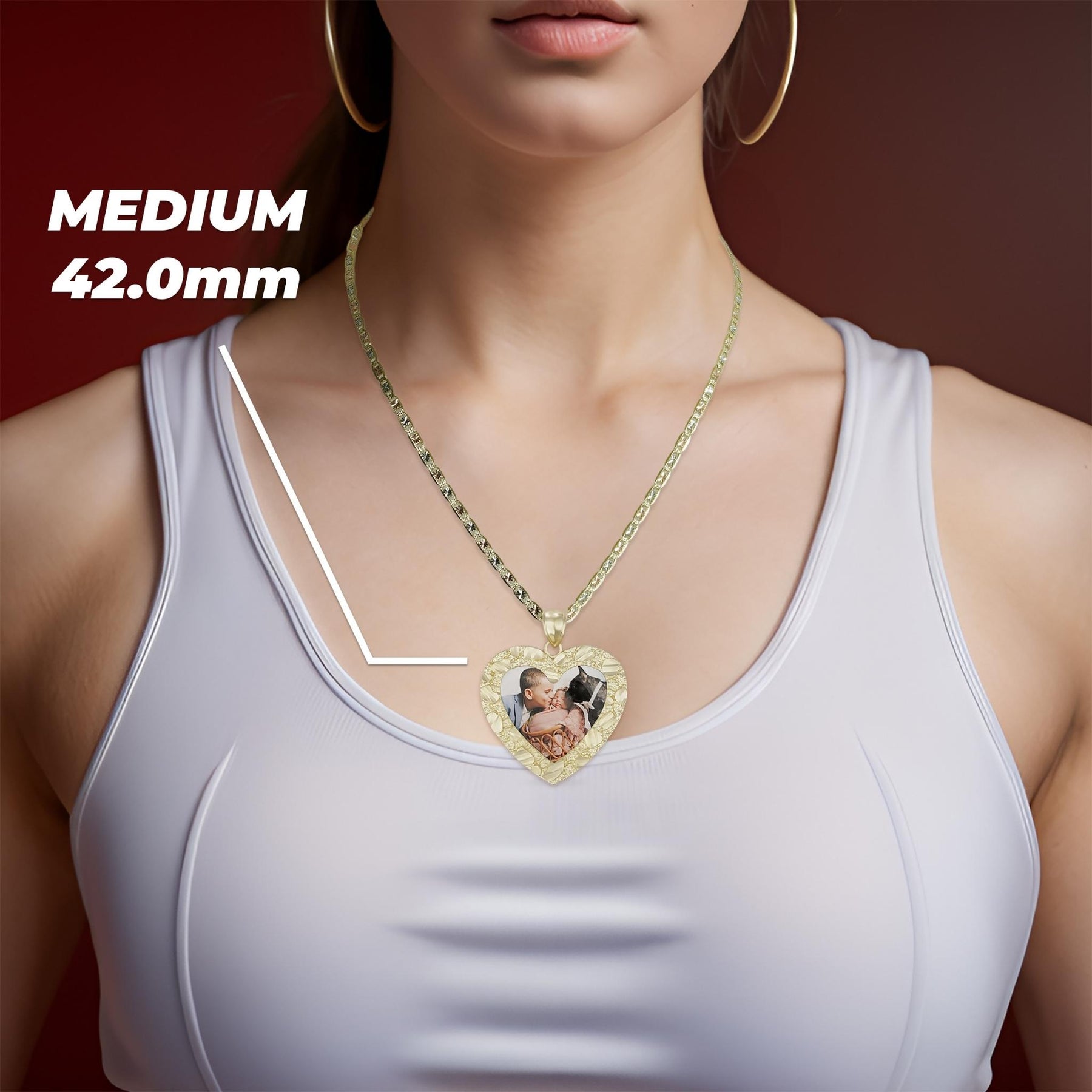 Woman wearing a Size Medium 42.0mm gold heart pendant necklace.