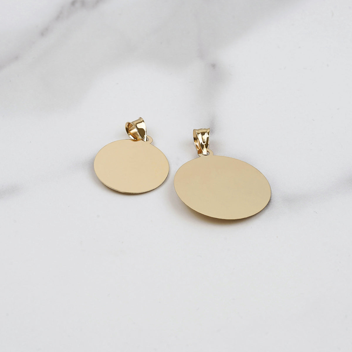 10k & 14k Gold Solia Virgin Mary Featherlight Round Pendant (Tricolor Gold)